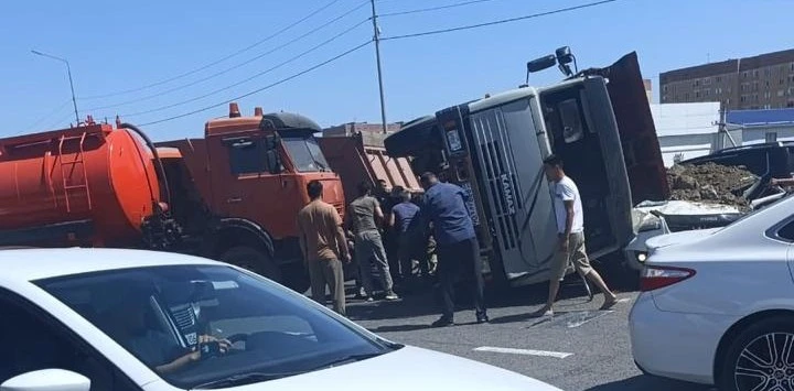 КамАЗ после столкновения засыпал песком легковушку в Атырауской области